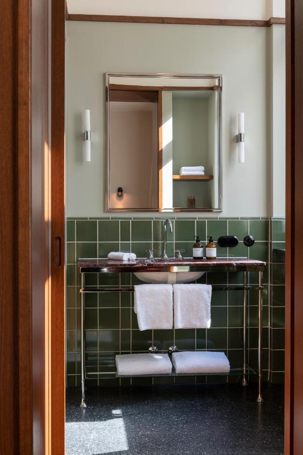 Boutique Hotel Chateau Royal Berlín Exterior foto Bathroom at the Hotel