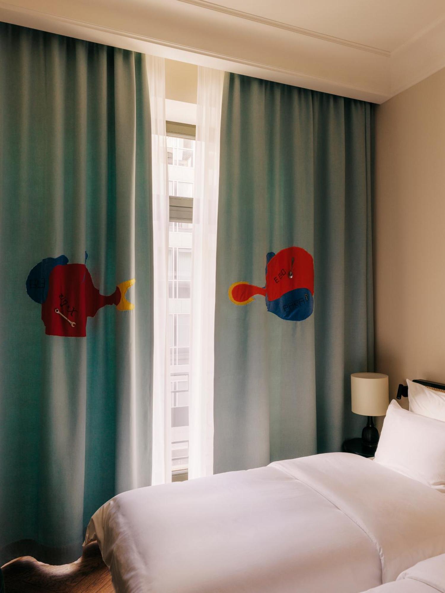 Boutique Hotel Chateau Royal Berlín Exterior foto Curtains in the hotel room